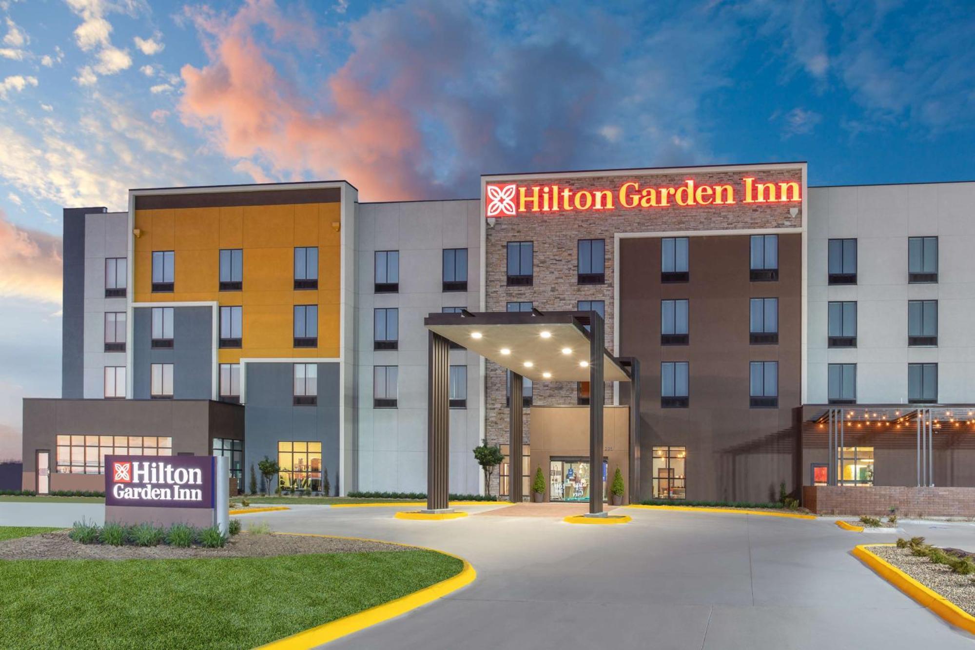 Hilton Garden Inn Hays, Ks Bagian luar foto
